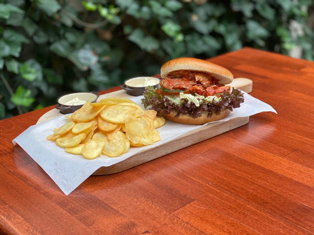 Burger s trhaným kuřecím