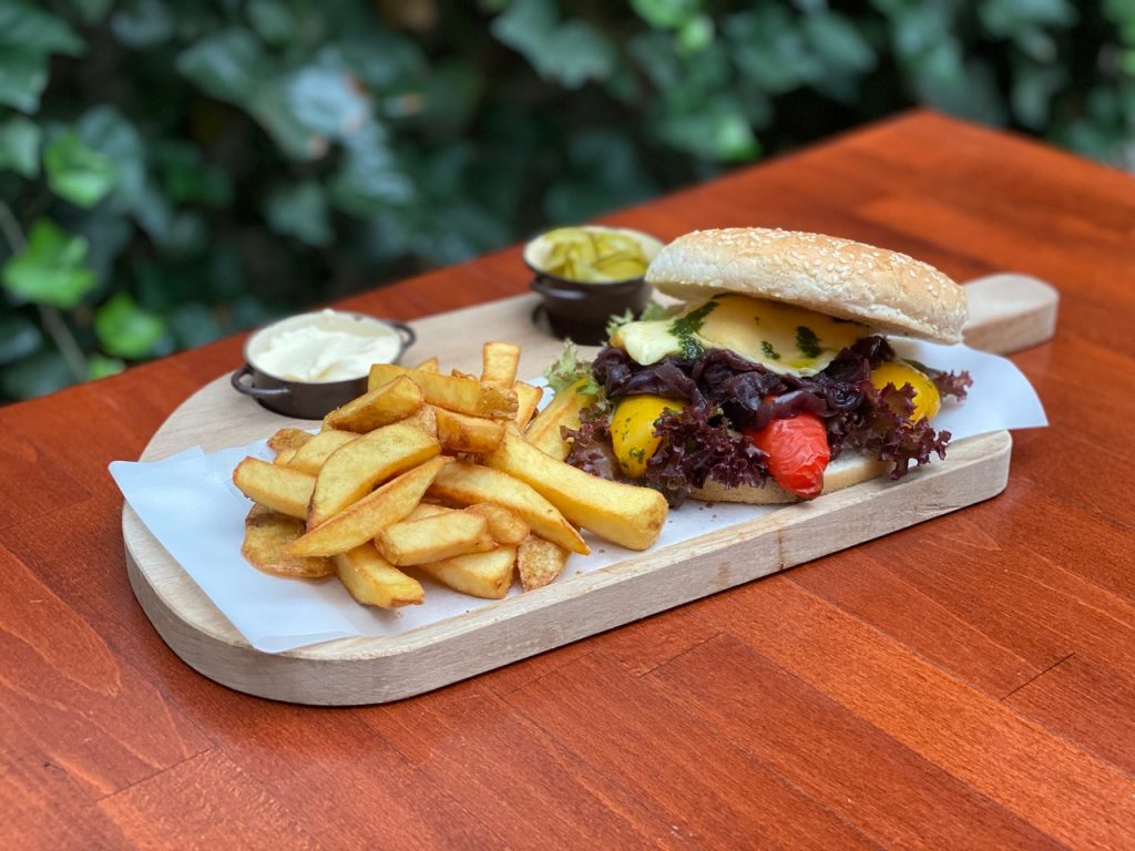 Burger s uzenou mozzarellou